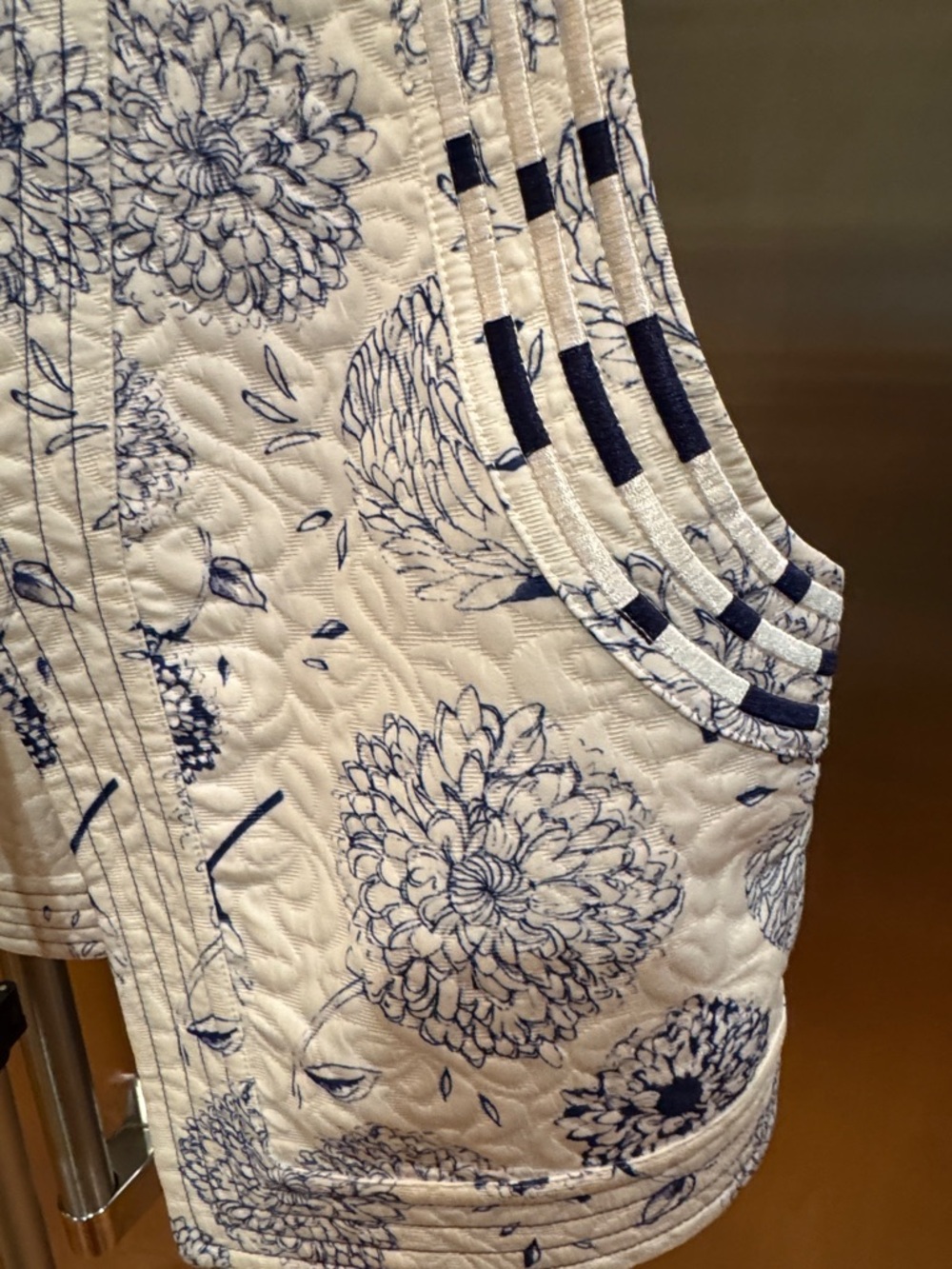 Quilted Floral Vest in White and Navy - Picture 6 of 12